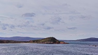 Havadan bakıldığında, Bulgaristan 'ın sakin sularıyla çevrili küçük yeşil bir ada görülüyor. Huzurlu manzara, kıyı şeridinin ve manzaranın doğal güzelliğini vurgular..