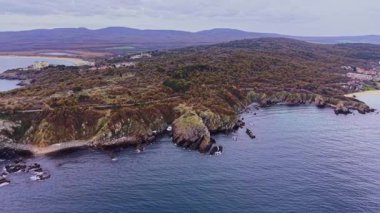 Bulgaristan 'ın engebeli kıyı şeridinin nefes kesen hava manzarası kayalık kayalıkları ve berrak suları gösteriyor. Canlı manzara bölgenin doğal güzelliğini vurguluyor..