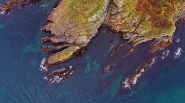 Nefes kesen bir hava görüntüsü, Bulgaristan 'ın kayalık uçurumlarının berrak bir gökyüzü altında canlı mavi sularla buluştuğunu ve doğanın güzelliğini yukarıdan yansıttığını gösteriyor..