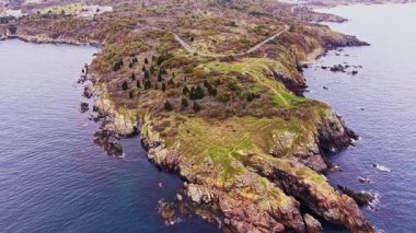 Bu hava manzarası, Bulgaristan 'da yemyeşil alanlar ve sakin mavi suları gösteren çarpıcı kayalık bir kıyı şeridi yakalıyor. Doğa bu resim ortamında gelişiyor..