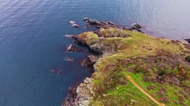 Bir dron, Bulgaristan 'ın kıyı şeridinin kayalık kayalıkları ve yemyeşil alanlarıyla güzelliğini yakalıyor. Berrak mavi su, engebeli manzarayla çelişiyor. Doğanın cazibesini sergiliyor..