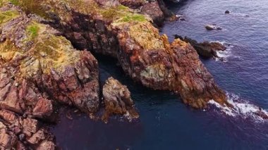 Bir dron, keskin uçurumlar ve derin mavi suları gösteren Bulgaristan 'ın kıyı şeridinin engebeli güzelliğini yakalıyor. Doğal manzara vahşi ve evcilleştirilmemiş görünür..