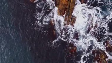 Bulgaristan kıyı şeridi boyunca kayalık oluşumlara çarpan dalgalar, havadan bakıldığında deniz ve karanın doğal güzelliğini gösteriyor..