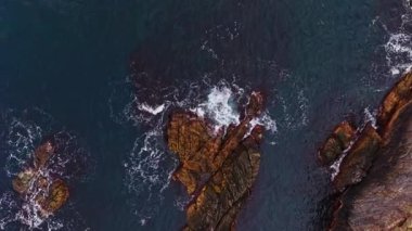 Bir İHA tarafından çekilen bu hava görüntüsü, Bulgaristan 'ın kıyı şeridinin kayalara çarpan kayalıkları ve dalgaları içeren engebeli güzelliğini ortaya koyuyor..