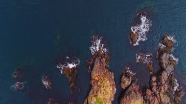 İnsansız hava aracı, temiz mavi sular ve yumuşak dalgalarla Bulgaristan 'ın kıyı şeridi boyunca kayalık oluşumları yakalıyor ve manzaranın doğal güzelliğini gözler önüne seriyor.