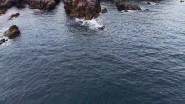 Bulgaristan 'ın kıyı şeridi boyunca uzanan engebeli kayaları ve sakin suları hava manzarası yakalıyor. Huzurlu sahne doğal güzellikleri ve kıyı oluşumlarını sergiliyor..