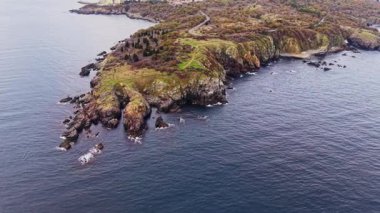 Bu hava görüntüsü, Bulgar kıyısı boyunca kayalık kayalıkları yakalıyor, mavi denize karşı canlı sonbahar renkleri sergiliyor ve doğanın güzelliğini vurguluyor..