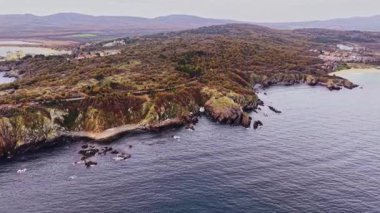 Bu insansız hava aracı, Bulgaristan 'ın engebeli uçurumlarını ve yemyeşil çimenliklerini yakalıyor ve kıyı şeridi boyunca uzanan sakin mavi suları ve doğal güzellikleri gözler önüne seriyor..