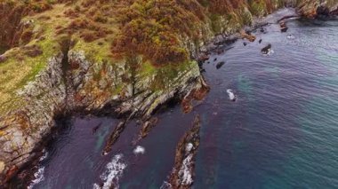 Bu drone çekimi, Bulgaristan 'ın kıyı şeridinin engebeli güzelliğini yakalıyor ve kıyı boyunca kayalık oluşumlar ve berrak sular sergiliyor. Doğa aşıkları için mükemmel..