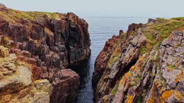 Bulgaristan 'ın çarpıcı uçurumları ve sakin sularını yukarıdan keşfetmek. Bu hava manzarası kıyı şeridinin doğal güzelliğini gösteriyor, doğa severler için mükemmel..