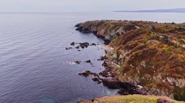 Bu hava manzarası, engebeli uçurumlar ve sakin denizlerle Bulgaristan 'ın baş döndürücü kayalık kıyı şeridini gösteriyor. Manzara kıyı boyunca kayalar ve yeşilliklerle dolu..