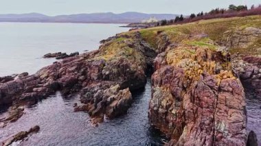 Nefes kesici bir manzara, Bulgaristan 'ın kıyı şeridi boyunca sakin sularla karşılaşan kayalık kayalıkları gösteriyor. İnsansız hava aracı gün batımında eşsiz manzarayı yakalar, güzelliği ve dokuyu ortaya çıkarır..