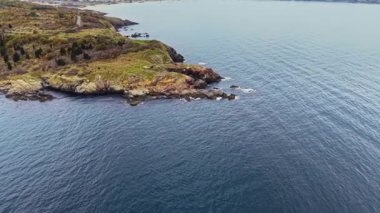 İnsansız hava aracı Bulgaristan 'daki kayalık kıyı şeridinin sakin bir görüntüsünü yakalıyor. Yeşil manzara, sakin mavi denizle buluşur. Doğanın güzelliğini ve uyumu gözler önüne serer..