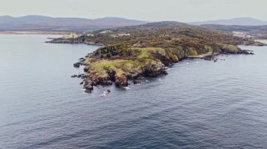 Bulgaristan 'ın dramatik kıyı şeridinde kayalık kayalıklar ve yemyeşil alanlar sergileniyor.