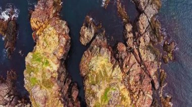 Bu nefes kesici hava manzarası Bulgaristan 'ın kıyı şeridinin engebeli güzelliğini gözler önüne seriyor. İnsansız hava aracı kıyıya vuran kayaların ve dalgaların karmaşık desenlerini yakalar..