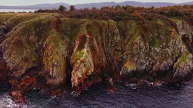 İHA görüntüleri Bulgaristan 'ın nefes kesen uçurumlarını yakalıyor, güneş ufukta batarken canlı manzaralar ve kayalık kıyılar sergiliyor ve çarpıcı renkler yaratıyor..