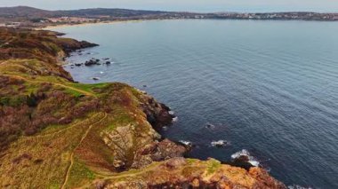 Bu hava çekimi Bulgaristan 'ın güzel kayalık kıyı şeridini gözler önüne seriyor. İnsansız hava aracı yemyeşil tepeleri yakalıyor açık gökyüzünün altında denizin sakin sularıyla buluşuyor..