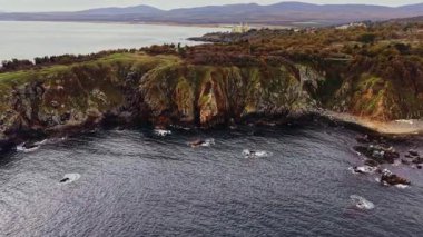 Bu büyüleyici manzara Bulgaristan 'ın dramatik kıyı şeridini gözler önüne sererek, sonbaharın başlarında berrak bir gökyüzünün altında kayalık, kayalık kıyılar ve sakin suları gözler önüne seriyor..