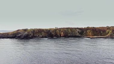 Bu çarpıcı hava manzarası, Bulgaristan 'ın engebeli kıyı uçurumlarını, berrak bir günde yemyeşil bitki örtüsü ve sakin suları vurguluyor..