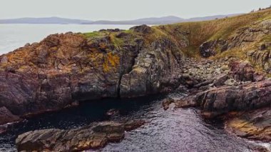 Bulgaristan 'da sakin bir günde berrak sulara kavuşan engebeli uçurumların havadan görünüşü. Doğal manzara eşsiz kaya oluşumlarını ve yemyeşil yeşillikleri sergiliyor..
