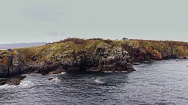Nefes kesici bir manzara, sarp kayalıkların Bulgaristan 'da koyu mavi denizle buluştuğunu gösteriyor.