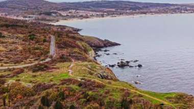 Canlı sonbahar renkleri Bulgaristan 'daki kıyı manzarasını örtüyor. Dönek bir patika tepelerden geçer, sakin kıyı şeridine ve nazik dalgalara uzanır..