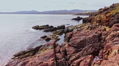 Bir dron, Bulgaristan 'ın kıyı şeridi boyunca uzanan kayalık çıkıntıların nefes kesici görüntüsünü yakalıyor. Manzaranın doğal güzelliği sakin deniz suları ve uzak tepelerle vurgulanır..