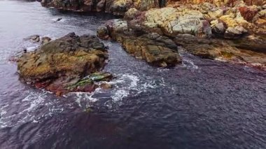 İnsansız hava aracı, Bulgaristan kıyı şeridi boyunca kayalık oluşumların çarpıcı hava görüntüsünü yakalıyor ve gün ışığında temiz sular ve benzersiz doğal dokular ortaya çıkarıyor..