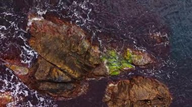 Bu çarpıcı hava manzarası, Bulgaristan 'ın engebeli kıyı şeridini gözler önüne sererek, denizin çarpan dalgalarıyla çelişen kayaların canlı renklerini vurguluyor..