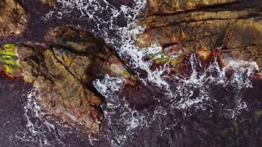 Şaşırtıcı bir hava perspektifi, taşlara çarpan dalgalarla Bulgaristan 'ın kayalık kıyı şeridini gösteriyor. Kayaların canlı renkleri denizle çok güzel tezat oluşturuyor..