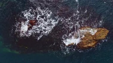 İnsansız hava aracı, Bulgaristan kıyılarında dalgaların çarptığı ve karanlık denize karşı beyaz köpük oluşturduğu şaşırtıcı kayalık oluşumları yakalıyor ve doğal güzellikler sergiliyor..