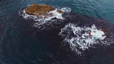 Bu hava çekimi, Bulgaristan 'ın kayalık bir sahil şeridini kayalıklara çarpan dalgalarla yakalıyor. Temiz su, bölgenin doğal güzelliğini gözler önüne seriyor..