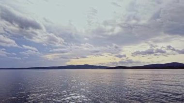 Bulgaristan 'ın sakin suları üzerinde dramatik bulutlar süzülerek manzaranın dingin güzelliğini yakalıyor. Sahne, doğanın gün batımında açtığı sükuneti gösteriyor..