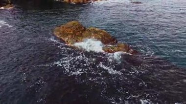 Bu hava manzarası, Bulgaristan 'ın engebeli kıyı şeridinin berrak mavi sularda kayalara çarpan ve doğanın ihtişamını gösteren engebeli güzelliğini yansıtıyor..