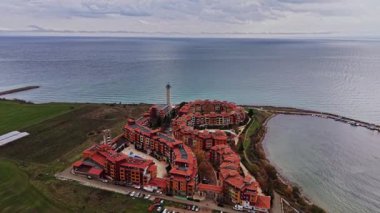 Bulgaristan 'ın Karadeniz kıyısındaki grevdeki kıyı köyünü hava manzarası çekiyor. Resmedilmeye değer manzara su kenarındaki renkli binaları gösteriyor..
