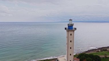 Bu çarpıcı hava çekimi, Bulgaristan 'daki sakin denizin kıyısında ayakta duran bir deniz fenerini yakalıyor. Sakin sular ve bulutlu gökyüzü huzur verici bir manzara yaratır..