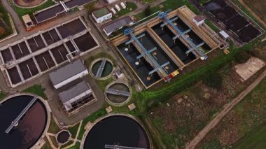 Büyük işleme tankları ve filtreleme sistemleri olan bir atık su arıtma tesisinin havadan görüntüsü. Site verimli su arıtma ve yönetim için tasarlanmıştır..