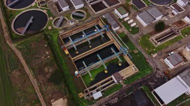 Su arıtma tesisinin hava görüntüsü işleme tankları ve makineleri gösteriyor. Tesis, çevre kentlerdeki suyu arıtmak için hayati önem taşıyor..