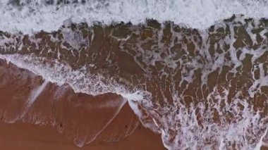 Bulgaristan 'ın kıyı şeridine çarpan çarpıcı hava perspektifi, kum ve deniz arasındaki renk farklılıklarını vurguluyor.