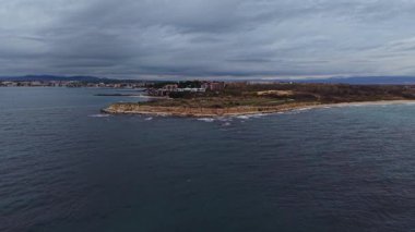 Bu hava görüntüsü Bulgaristan 'ın engebeli kıyı şeridini kayalık kıyıları ve sakin sularıyla çekiyor. Bölgenin doğal güzelliğini ve dingin atmosferini sergiliyor..