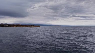 Bu hava görüntüsü Bulgaristan 'ın sakin kıyı manzarasını yansıtıyor.