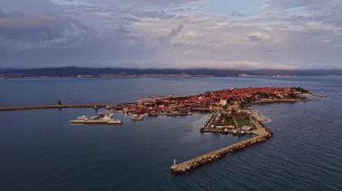 Bulgaristan kıyılarına kurulmuş olan antik Nesebar kasabası, canlı kırmızı çatılarını ve mavi suları çevreleyen mavi sularını gözler önüne seriyor..