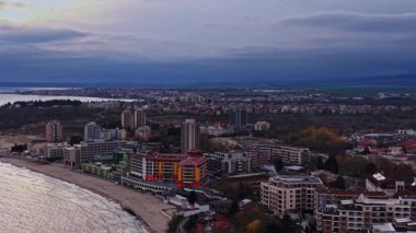 Bulgaristan, Nesebar 'ın büyüleyici insansız hava aracı görüntüsü, kıyı boyunca çağdaş binalar ve tarihi mimarinin bir karışımını ortaya çıkardı. Sakin sular günbatımının renklerini yansıtır.