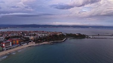 Drone, dramatik bir gökyüzü altındaki kumlu plajları, renkli binaları ve masmavi sularıyla Bulgaristan 'ın Nesebar kentinin nefes kesici manzarasını yakalıyor.