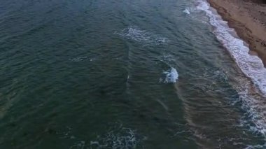 İHA 'lar Bulgaristan' ın kıyı şeridinin nefes kesici bir görüntüsünü yakalayarak günbatımında kumlu plaja hafifçe çarpan ritmik dalgaları gösteriyor..