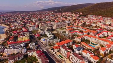 Bulgaristan 'ın yeşil tepelere kurulmuş renkli binalarıyla hareketli bir kıyı kasabası, deniz kenarındaki kentsel yaşamı gözler önüne seriyor..