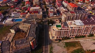 Bu hava manzarası, açık bir günde Bulgaristan 'da çeşitli modern binalar, düzgün düzenlenmiş sokaklar ve renkli çatılar sergilenen canlı bir yerleşim alanı yakalıyor..