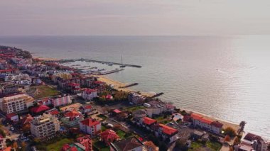 Günbatımı Bulgaristan 'ın Burgaz kentine sıcak bir ışık saçarak renkli binaları ve sakin suları vurguluyor. Sahne, büyüleyici sahil hayatı ve marina aktivitelerini gözler önüne seriyor..