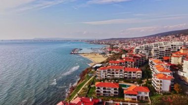 Bu çarpıcı hava manzarası, renkli evler, kumlu plajlar ve berrak mavi su boyunca uzanan teknelerle Bulgaristan 'ın kıyı şeridini yakalıyor..
