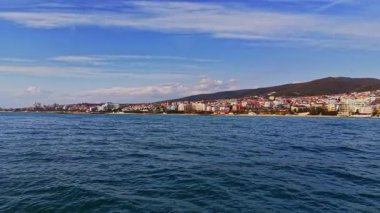 Renkli binaları ve canlı manzaralarıyla Bulgaristan 'ın çarpıcı kıyı şeridi. Sakin deniz berrak mavi gökyüzünü yansıtır, sakin bir atmosfer yaratır..